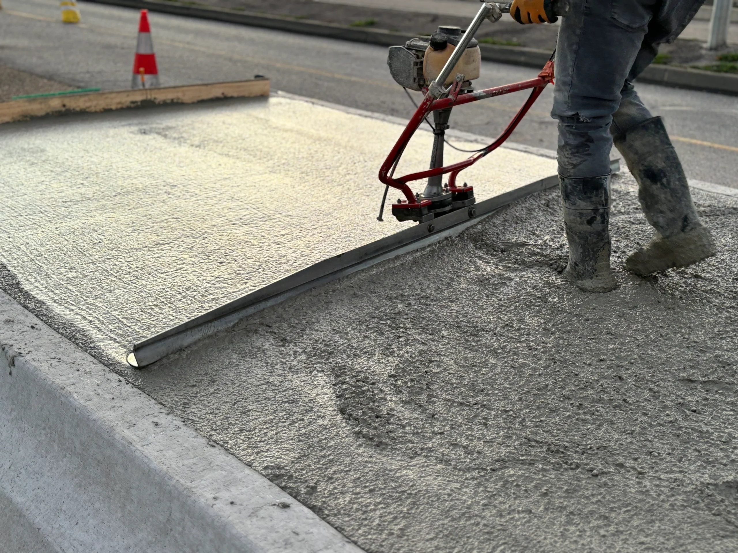 Béton balayé: lissage et finition, chantier en PACA