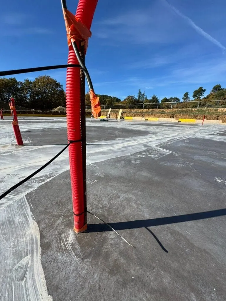 Préparation technique de la dalle : gaines et réservations pour terrain de padel