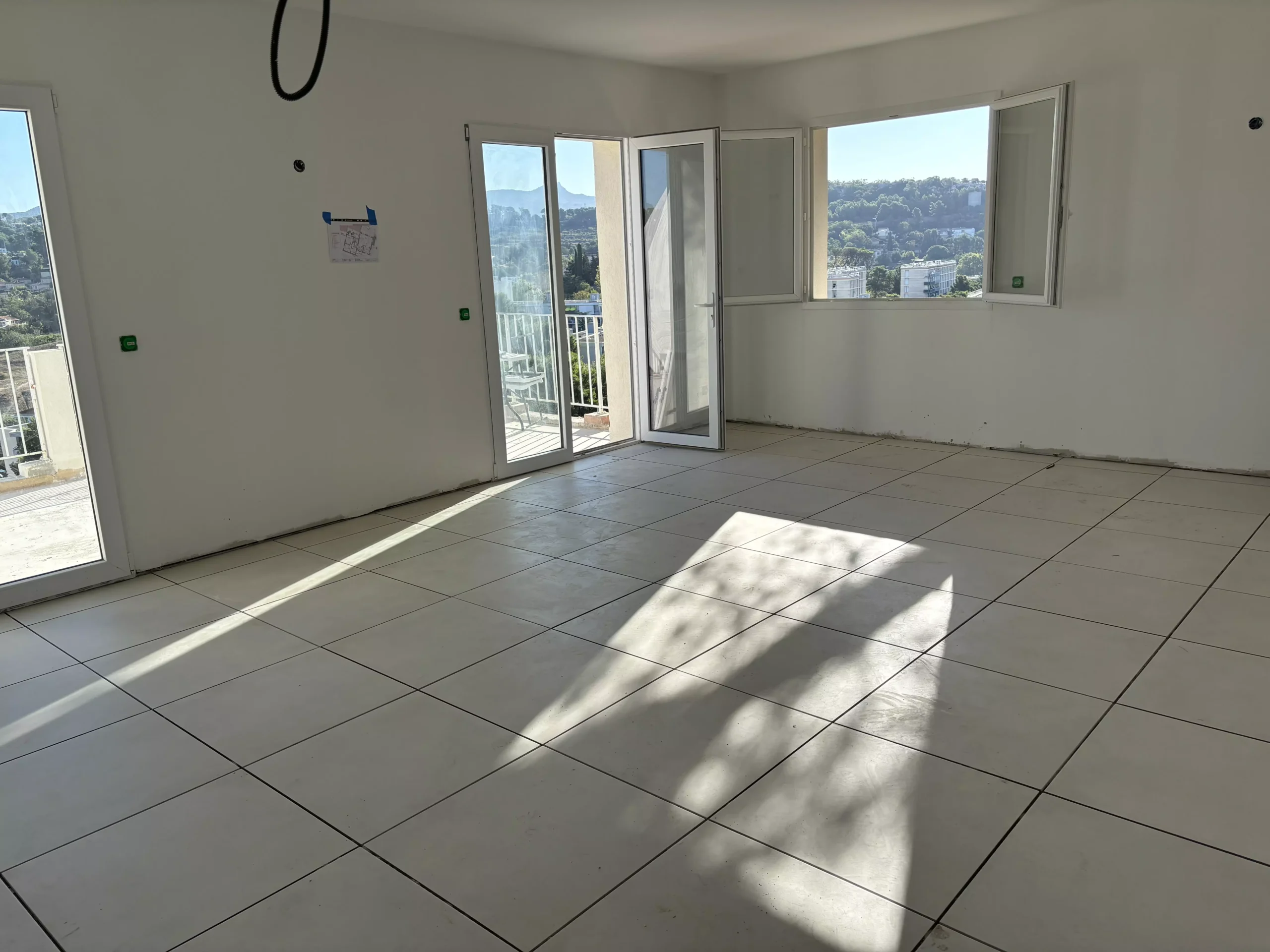 Rénovation intérieure à Marseille : pièce en finition avec carrelage (13)